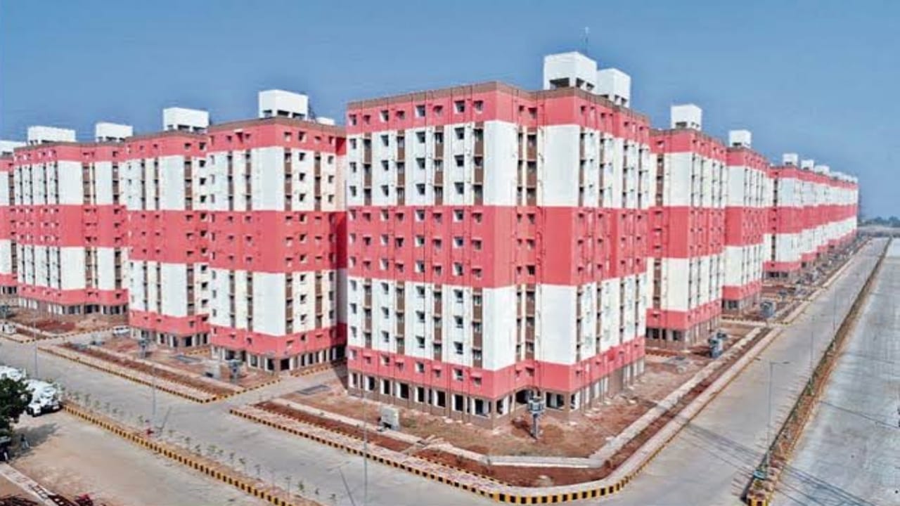 Hyderabad: డబుల్ బెడ్ రూమ్ పేరుతో 100 మందికి టోకరా