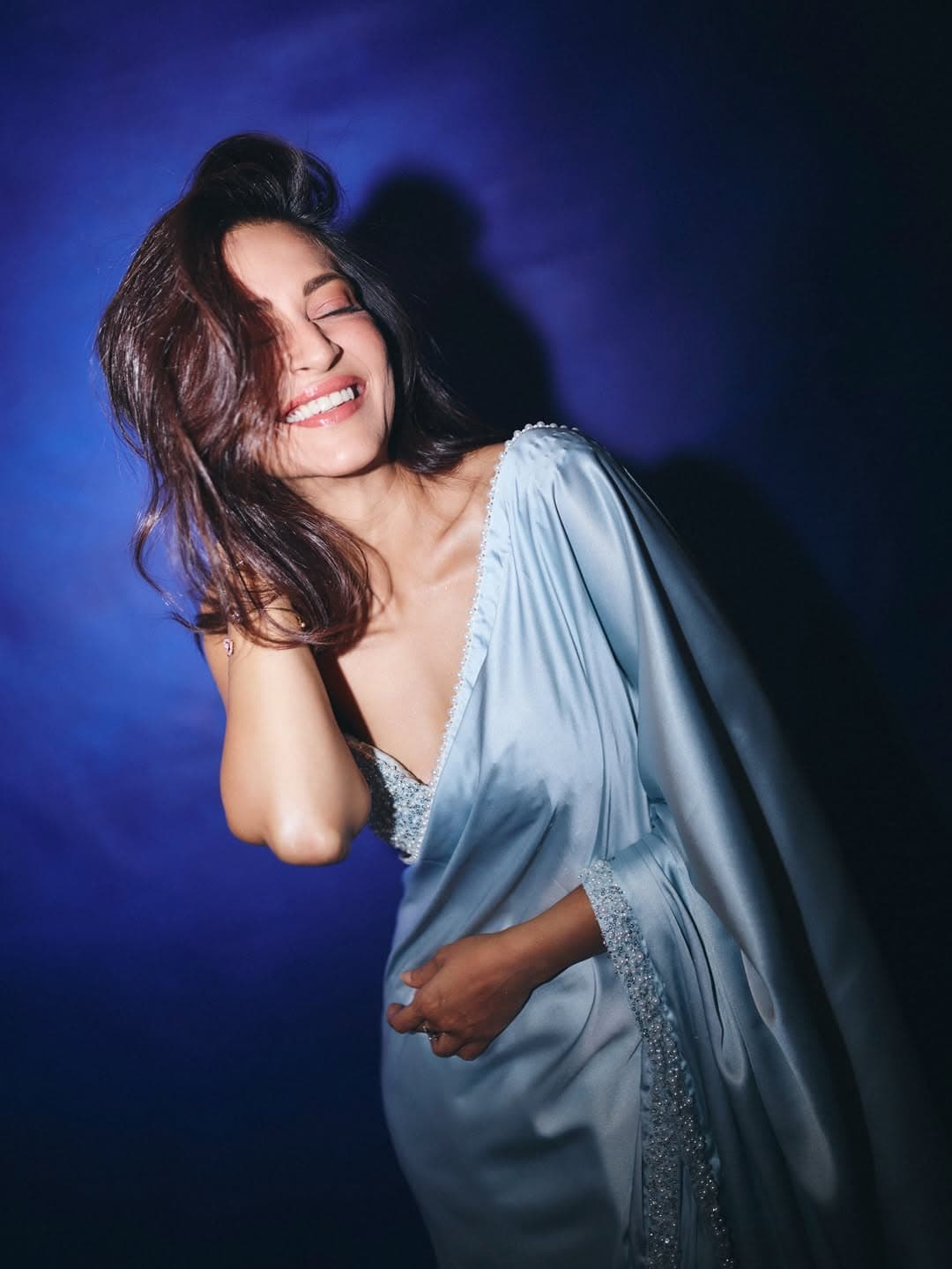 సిల్క్ శారీలో కృతి కర్బంధ అందాలు