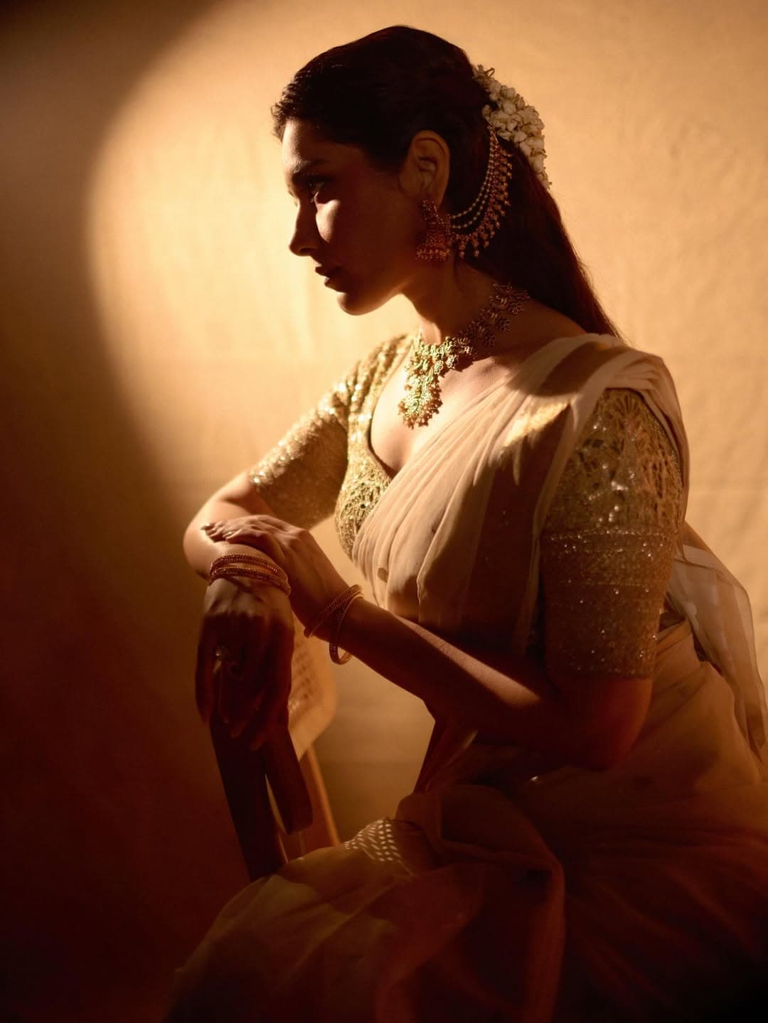 Raashii Khanna: చీరలో రాజకుమారిలా మెరిసిపోతున్న రాశి ఖన్నా