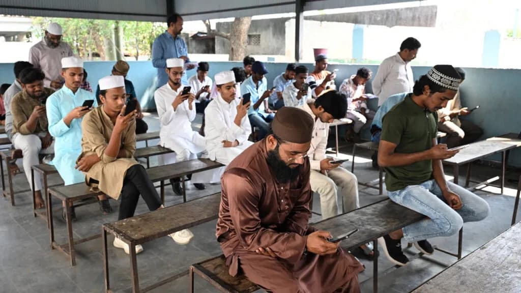 students used cell phones in exam hall : పరీక్ష హాల్లో విద్యార్దుల చేతుల్లో సెల్ ఫోన్లు.. ఇంతకీ విషయం ఏంటంటే..