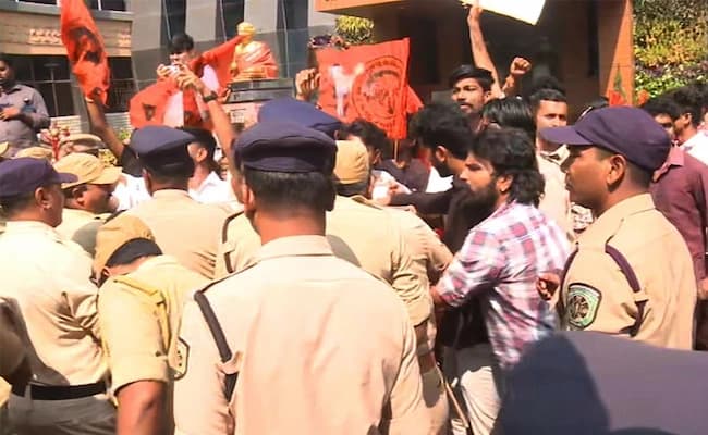 ఏయూలో SFI-ABVP ఘర్షణ: భారీ పోలీసుల మోహరు.. ఉద్రిక్తత కొనసాగుతోంది