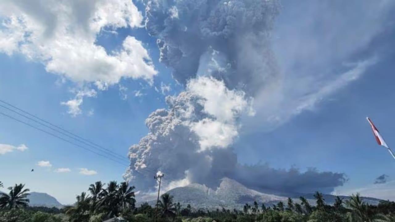 Indonesia Volcano Eruption: మరోసారి బద్దలైన లకి లకి అగ్నిపర్వతం!