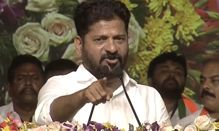 Revanth Reddy: మూడు రంగుల జెండా చేతబూని కల్వకుంట్ల గడీని బద్దలు కొట్టాం: సీఎం రేవంత్రెడ్డి