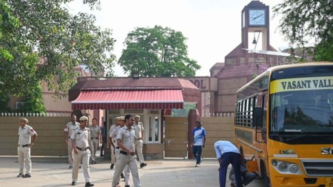 Bomb Threats: ఢిల్లీలో 20స్కూళ్లకు బాంబు బెదిరింపులు..!