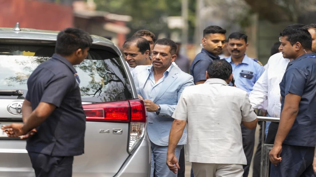 Robert Vadra: రాబర్ట్ వాద్రాపై ఈడీ ఛార్జ్ షీట్ ఫైల్