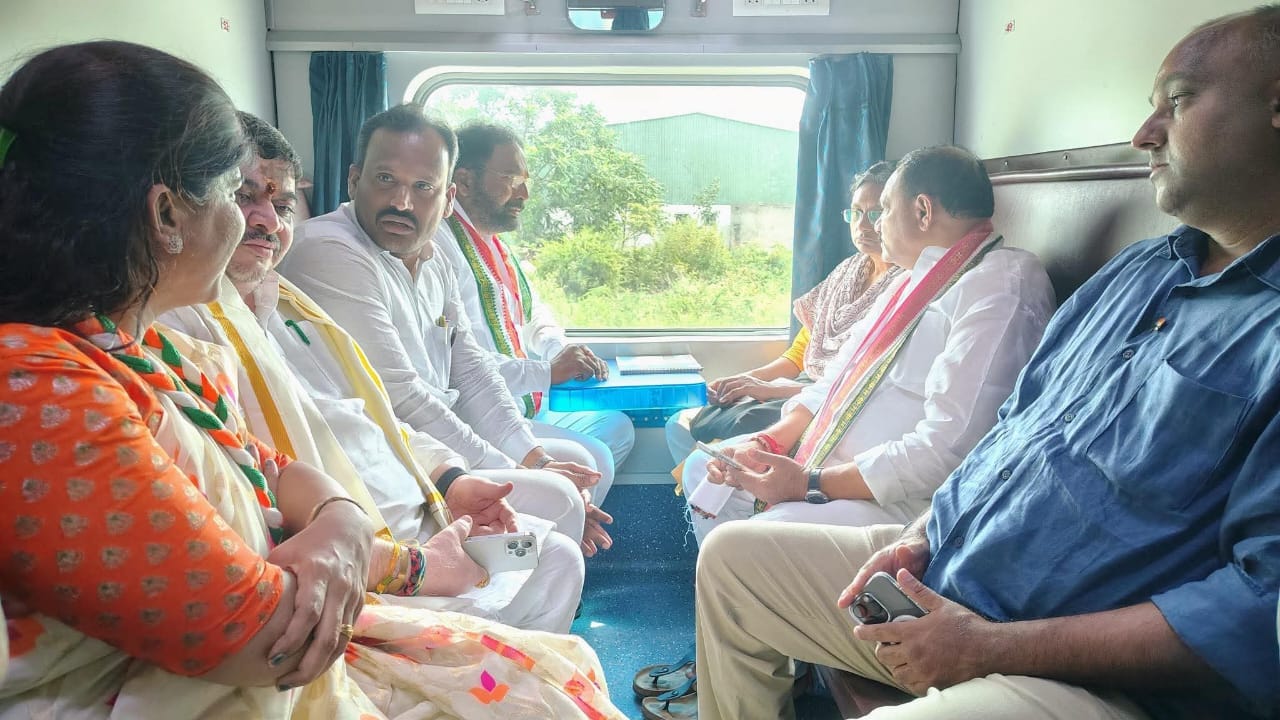 Telangana Congress leaders: చర్లపల్లి రైల్వే స్టేషన్ నుంచి ఢిల్లీ పయనమైన తెలంగాణ కాంగ్రెస్ నేతలు